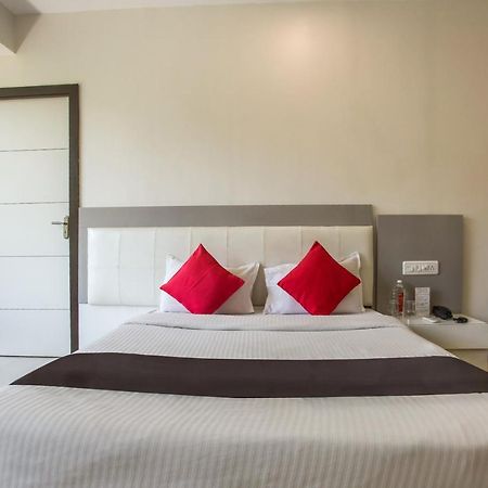 Capital O 35557 Hotel Aura Мумбай Екстериор снимка