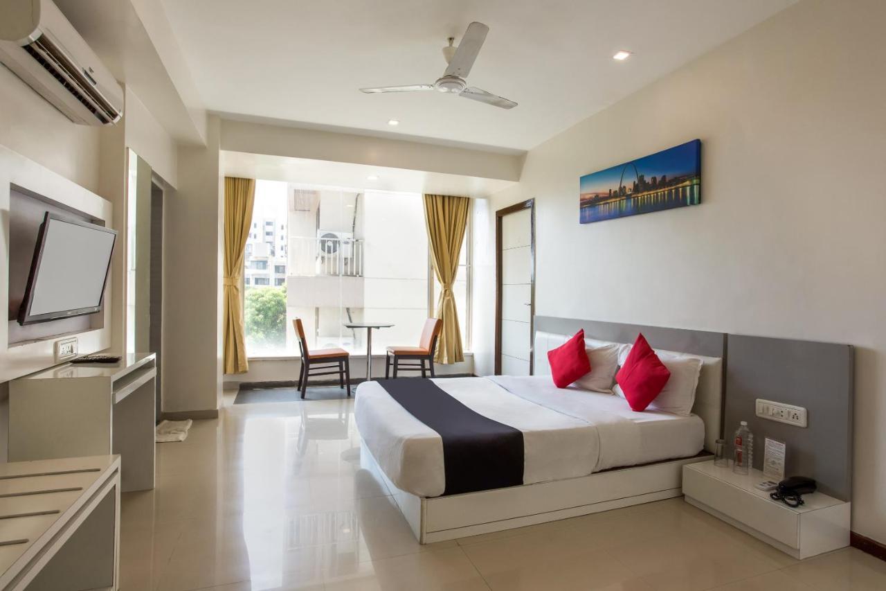 Capital O 35557 Hotel Aura Мумбай Екстериор снимка